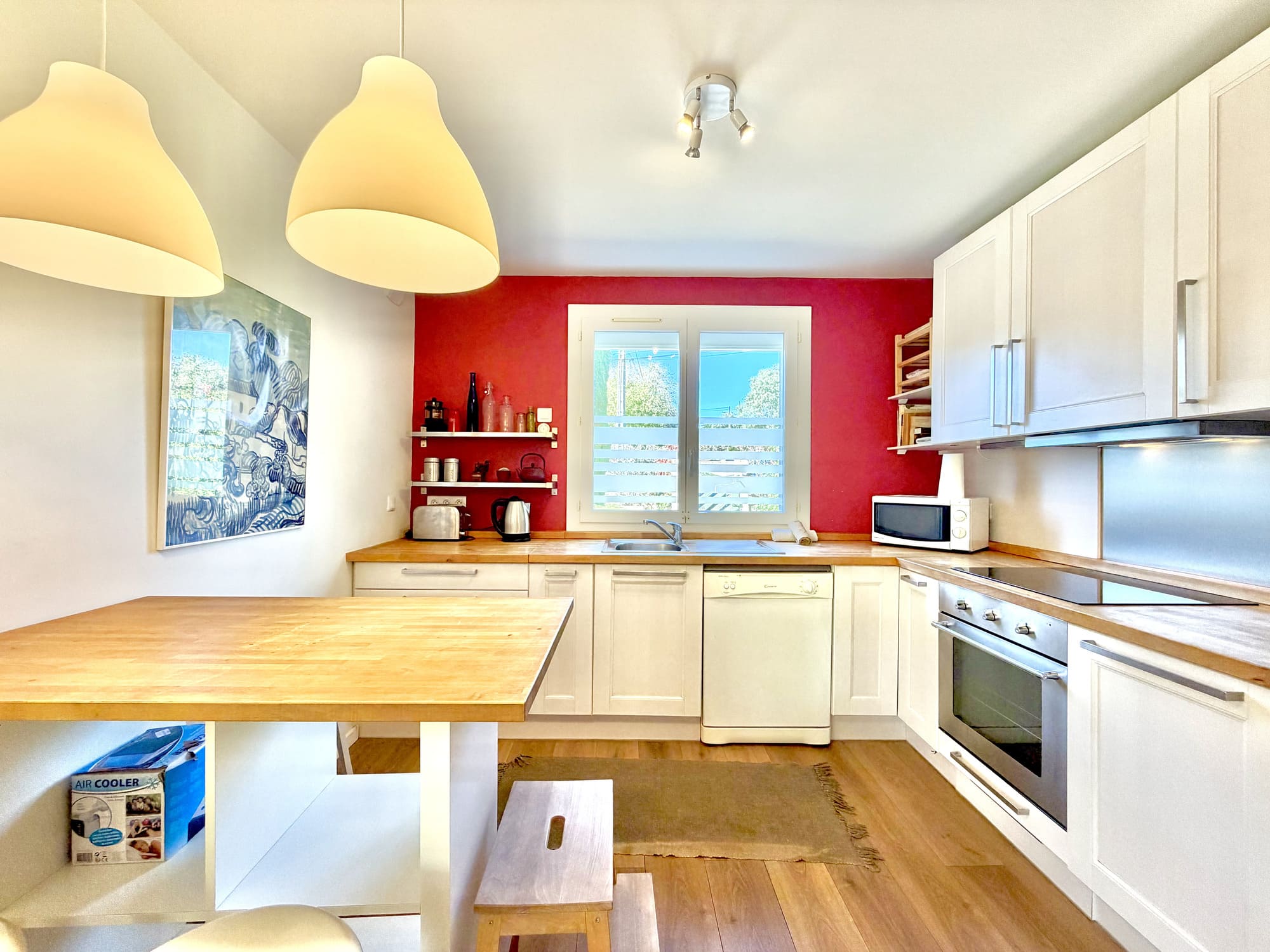 Grande cuisine avec table haute