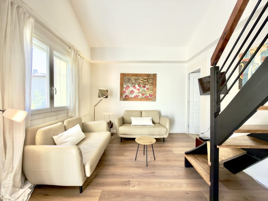 canapé salon vacances dans le Gard