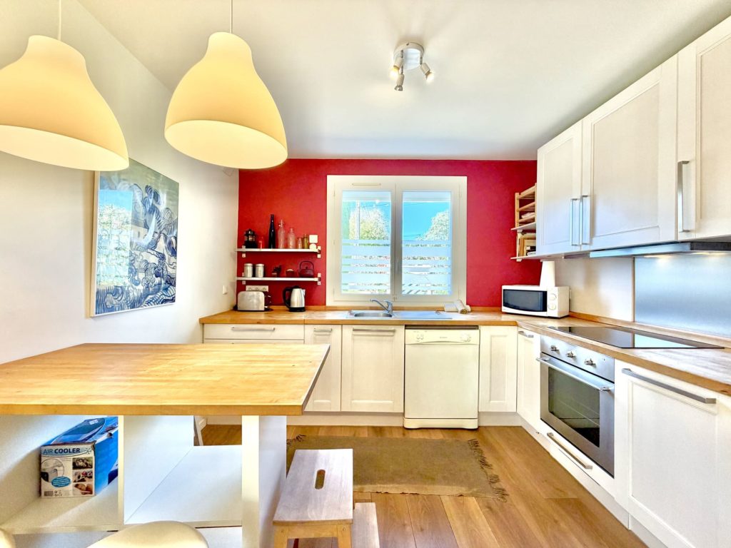 grande cuisine avec table haute maison de vacances