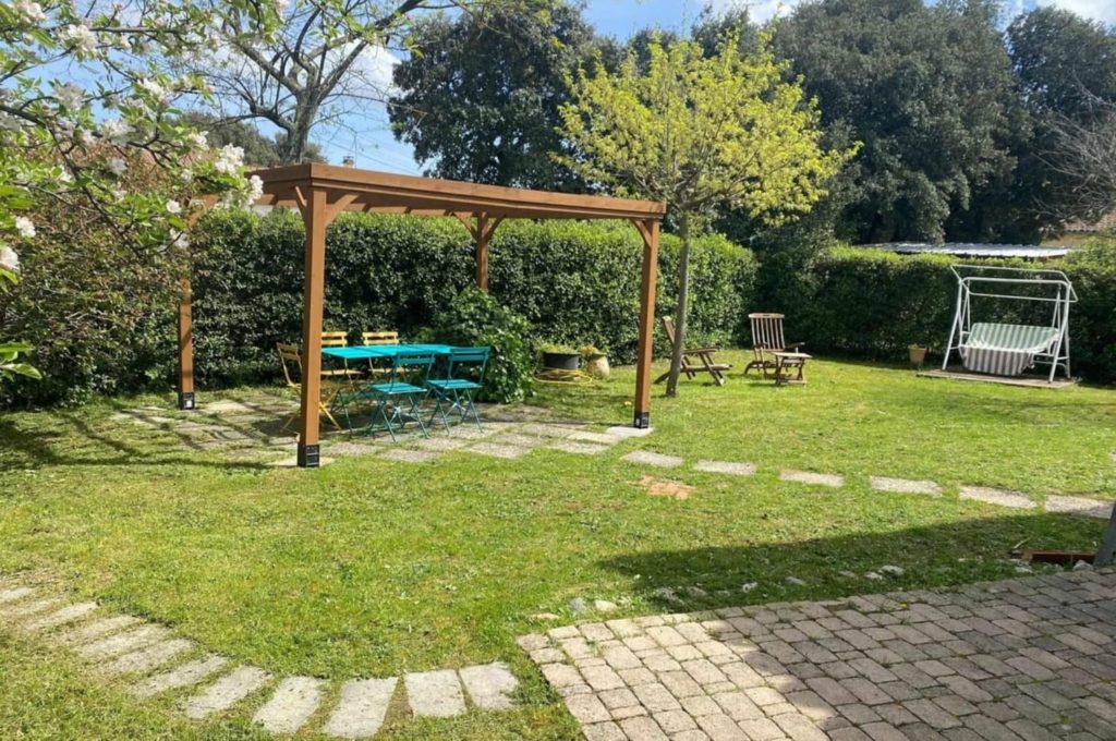 jardin avec pergola