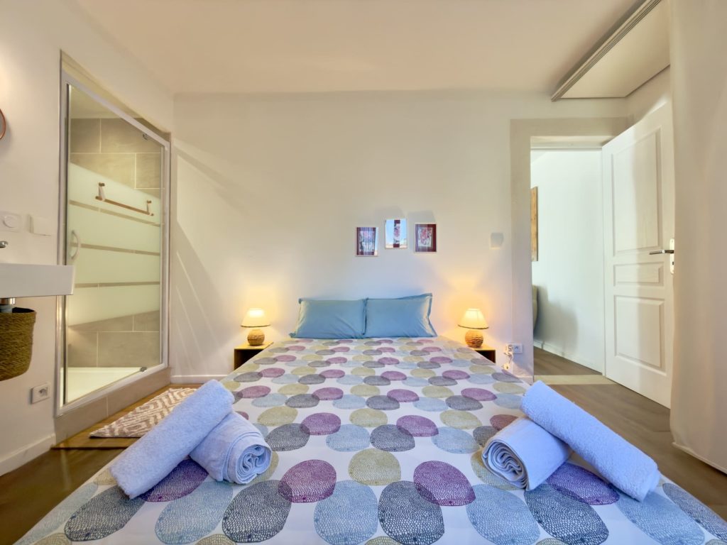 lit chambre parentale maison de vacances dans le Gard
