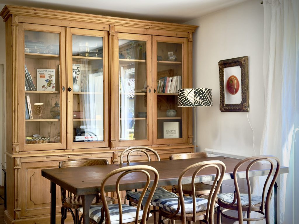 table a manger buffet maison à louer à Vézénobres